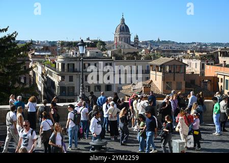 Rom, Italien - 1. November 2024: Eine Menge Touristen an der Piazza della Trinita dei Monti in Rom. Stockfoto