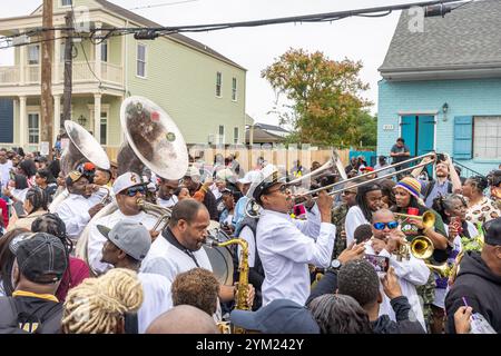 Eine Second Line Parade, die durch die Straßen des Stadtteils Treme in New Orleans, Louisiana, zieht. Stockfoto