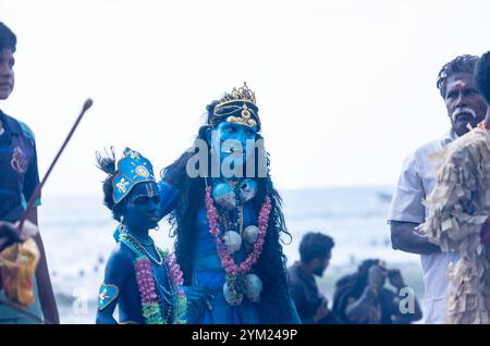 Kulasai Dasara, Porträt eines indischen hinduistischen Anhängers mit gemaltem Gesicht und als Göttin kali gekleidet, um die Rituale des Kulasai Dasara Kultfestivals durchzuführen. Stockfoto