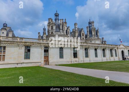 Chambord, Frankreich - 18. August 2024: Blick auf die königliche Burg von Chambord, Frankreich. Diese Burg befindet sich im Loire-Tal, erbaut im 16. Jahrhundert Stockfoto