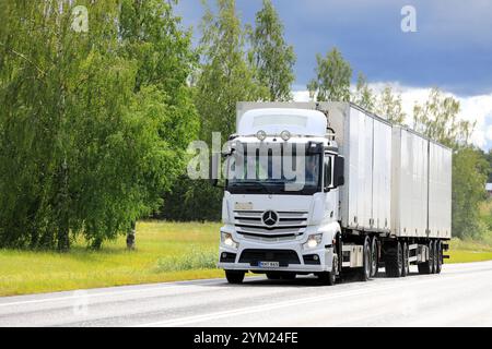 Der weiße Mercedes-Benz Actros Truck transportiert im Sommer Güter in temperaturgeregelten Anhängern auf der Straße. Kopierbereich. Salo, Finnland. Juli 2023. Stockfoto