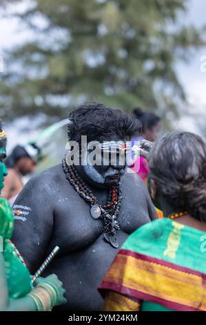 Kulasai Dasara, Porträt eines indischen hinduistischen Anhängers mit gemaltem Gesicht und als Göttin kali gekleidet, um die Rituale des Kulasai Dasara Kultfestivals durchzuführen. Stockfoto