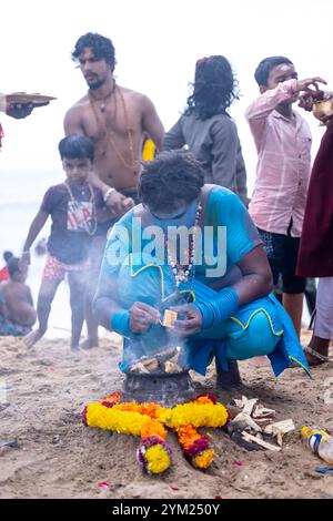 Kulasai Dasara, Porträt eines indischen hinduistischen Anhängers mit gemaltem Gesicht und als Göttin kali gekleidet, um die Rituale des Kulasai Dasara Kultfestivals durchzuführen. Stockfoto