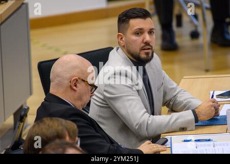 Magdeburg, Deutschland. November 2024. Tobias Rausch (r, AfD) sitzt an seinem Sitz im Plenarsaal des landtags Sachsen-Anhalt. Die Abgeordneten versammelten sich heute Morgen zur 77. Sitzung. Auf Antrag der CDU-Fraktion wird es eine aktuelle Debatte zum Thema "Indexmodell für die Sendegebühr ablehnen!" geben. Nach der Regierungsvernehmung. Quelle: Klaus-Dietmar Gabbert/dpa/Alamy Live News Stockfoto