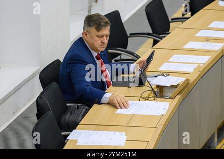 Magdeburg, Deutschland. November 2024. Detlef Gürth (CDU) sitzt an seinem Sitz im Plenarsaal des landtags Sachsen-Anhalt. Die Abgeordneten versammelten sich heute Morgen zur 77. Sitzung. Auf Antrag der CDU-Fraktion wird es eine aktuelle Debatte zum Thema "Indexmodell für Rundfunkgebühren ablehnen!" geben. Nach der Regierungsvernehmung. Quelle: Klaus-Dietmar Gabbert/dpa/Alamy Live News Stockfoto