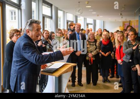 Magdeburg, Deutschland. November 2024. Gunnar Schellenberger, Präsident des Landtags Sachsen-Anhalt, spricht in einem Flur des Landtags zu den Teilnehmern einer Gedenkveranstaltung zum Internationalen Tag gegen Gewalt gegen Frauen. Es folgte eine Aktion des Sachsen-Anhaltischen Frauenrates vor dem landtag. Dort wurde auf die Notwendigkeit hingewiesen, das Gewaltunterstützungsgesetz auf Bundesebene zu verabschieden. Quelle: Klaus-Dietmar Gabbert/dpa/Alamy Live News Stockfoto