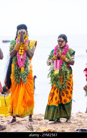 Kulasai Dasara, Porträt eines indischen hinduistischen Anhängers mit gemaltem Gesicht und als Göttin kali gekleidet, um die Rituale des Kulasai Dasara Kultfestivals durchzuführen. Stockfoto