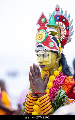 Kulasai Dasara, Porträt eines indischen hinduistischen Anhängers mit gemaltem Gesicht und als Göttin kali gekleidet, um die Rituale des Kulasai Dasara Kultfestivals durchzuführen. Stockfoto