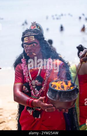 Kulasai Dasara, Porträt eines indischen hinduistischen Anhängers mit gemaltem Gesicht und als Göttin kali gekleidet, um die Rituale des Kulasai Dasara Kultfestivals durchzuführen. Stockfoto