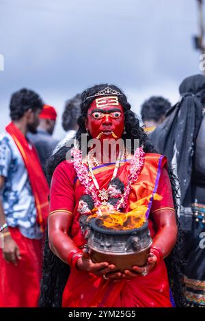 Kulasai Dasara, Porträt eines indischen hinduistischen Anhängers mit gemaltem Gesicht und als Göttin kali gekleidet, um die Rituale des Kulasai Dasara Kultfestivals durchzuführen. Stockfoto