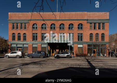 Das Hotel Jerome ist ein dreistöckiges historisches Luxushotel aus Backstein, das von Auberge Resorts im Zentrum von Aspen, Colorado, USA betrieben wird. Stockfoto