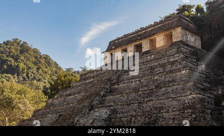Antike Maya-Ruinen von Palenque, Chiapas, Mexiko - Steintempel und Dschungel-Umgebung an dieser archäologischen Stätte, die zum UNESCO-Weltkulturerbe gehört. Stockfoto