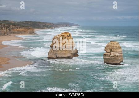 29.10.2024, Port Campbell, Victoria, Australien - Felsformation am Gibson Beach im Twelve Apostles Marine National Park entlang der Great Ocean Road, nahe des Kuestenorts Port Campbell. *** 29 10 2024, Port Campbell, Victoria, Australien Felsformation am Gibson Beach im Twelve Apostles Marine National Park entlang der Great Ocean Road, in der Nähe der Küstenstadt Port Campbell Stockfoto