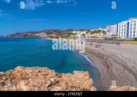 Nerja Strand Chucho Playa Costa del Sol Andalusien Spanien Blau mittelmeer und Himmel Stockfoto