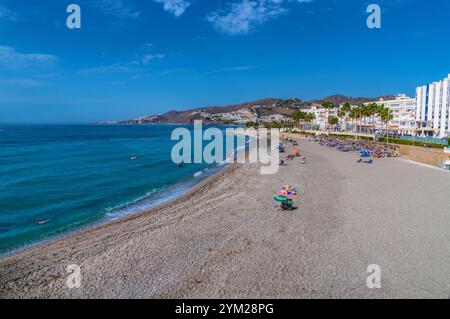 Nerja Strand Spanien Chucho Playa Costa del Sol Andalusien Blau mittelmeer und Himmel Stockfoto