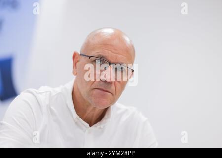 Köln, Deutschland. November 2024. Markus Thal, Vorsitzender des Betriebsrats Ford Saarlouis, sitzt an einer Pressekonferenz des Allgemeinen Betriebsrats und der IG Metall Köln-Leverkusen im Ford-Werk Köln-Niehl. Quelle: Rolf Vennenbernd/dpa/Alamy Live News Stockfoto