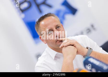 Köln, Deutschland. November 2024. Benjamin Gruschka, Vorsitzender des Generalbetriebsrats Ford Werke GmbH/Köln, sitzt an einer Pressekonferenz des Generalbetriebsrats und der IG Metall Cologne-Leverkusen im Ford-Werk Köln-Niehl. Quelle: Rolf Vennenbernd/dpa/Alamy Live News Stockfoto