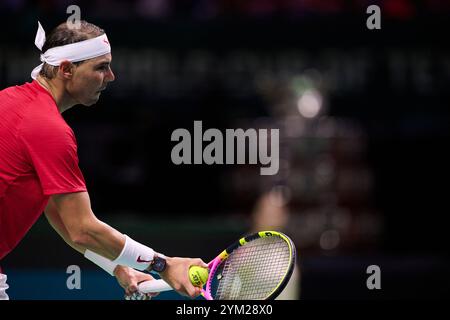Malaga, Spanien. November 2024. MALAGA, SPANIEN - 19. NOVEMBER: Rafael Nadal von Team Spain absolviert sein Einzelspiel gegen Botic van de Zandschulp vom Team Netherlands im Viertelfinale zwischen den Niederlanden und Spanien während des Davis Cup Finals im Palacio de Deportes Jose Maria Martin Carpena am 19. November 2024 in Malaga, Spanien. (Foto von Francisco Macia/Photo Players Images/Magara Press) Credit: Magara Press SL/Alamy Live News Stockfoto