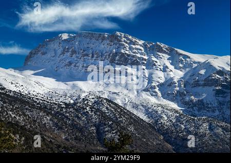 Schneebedeckte Landschaft des Tymfi Berges in der Nähe des Dorfes Papigo in der Gegend von Zagori, Epirus, Griechenland Stockfoto