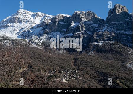 Schneebedeckte Landschaft des Tymfi Berges in der Nähe des Dorfes Mikro Papigo in der Gegend von Zagori, Epirus, Griechenland Stockfoto