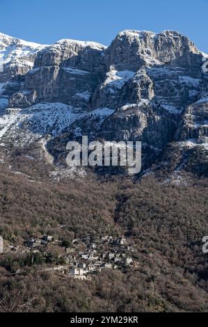 Schneebedeckte Landschaft des Tymfi Berges in der Nähe des Dorfes Mikro Papigo in der Gegend von Zagori, Epirus, Griechenland Stockfoto