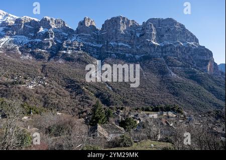 Schneebedeckte Landschaft des Tymfi Berges in der Nähe des Dorfes Mikro Papigo in der Gegend von Zagori, Epirus, Griechenland Stockfoto