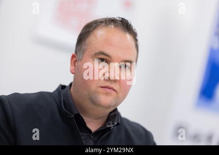 Köln, Deutschland. November 2024. David Lüttke, IG Metall Betriebsleiter bei Ford Köln, sitzt an einer Pressekonferenz des Generalbetriebsrats und der IG Metall Cologne-Leverkusen im Ford-Werk Köln-Niehl. Quelle: Rolf Vennenbernd/dpa/Alamy Live News Stockfoto