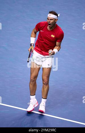 MALAGA, SPANIEN - 19. NOVEMBER: Rafael Nadal von Team Spanien im Einzelspiel gegen Botic van de Zandschulp vom Team Niederlande im Viertelfinale zwischen den Niederlanden und Spanien während des Davis Cup Finals im Palacio de Deportes Jose Maria Martin Carpena am 19. November 2024 in Malaga, Spanien. (Foto von QSP) Stockfoto