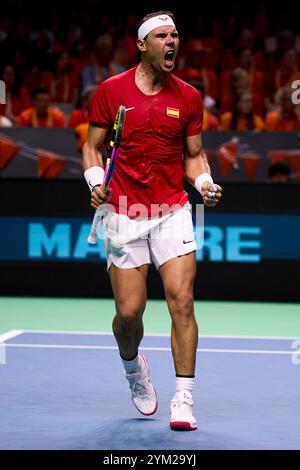MALAGA, SPANIEN - 19. NOVEMBER: Rafael Nadal von Team Spanien im Einzelspiel gegen Botic van de Zandschulp vom Team Niederlande im Viertelfinale zwischen den Niederlanden und Spanien während des Davis Cup Finals im Palacio de Deportes Jose Maria Martin Carpena am 19. November 2024 in Malaga, Spanien. (Foto von QSP) Stockfoto