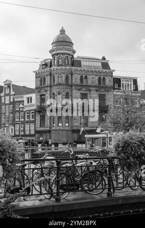 Amsterdam, NL - 14. OKT 2021: Straßenblick und allgemeine Architektur in Amsterdam mit typisch holländischen Gebäuden. Amsterdam ist eines der größten Europas Stockfoto