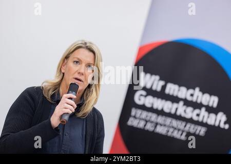 Köln, Deutschland. November 2024. Kerstin Klein, 1. Vertreterin der IG Metall Cologne-Leverkusen, spricht auf einer Pressekonferenz des Generalbetriebsrats und der IG Metall Cologne-Leverkusen im Ford-Werk Köln-Niehl. Quelle: Rolf Vennenbernd/dpa/Alamy Live News Stockfoto