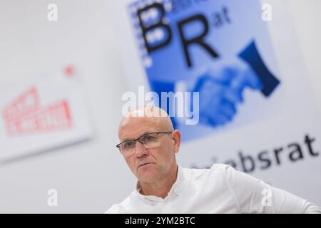 Köln, Deutschland. November 2024. Markus Thal, Vorsitzender des Betriebsrats Ford Saarlouis, sitzt an einer Pressekonferenz des Allgemeinen Betriebsrats und der IG Metall Köln-Leverkusen im Ford-Werk Köln-Niehl. Quelle: Rolf Vennenbernd/dpa/Alamy Live News Stockfoto
