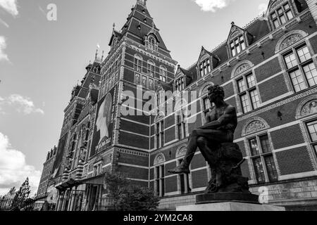 Amsterdam, NL - 10. Oktober 2021: Quecksilberstatue vor dem Rijksmuseum im Museumsplein, Amsterdam. Stockfoto