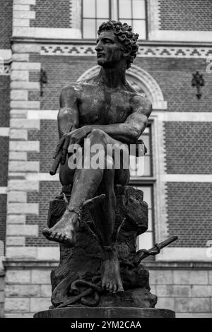 Amsterdam, NL - 10. Oktober 2021: Quecksilberstatue vor dem Rijksmuseum im Museumsplein, Amsterdam. Stockfoto