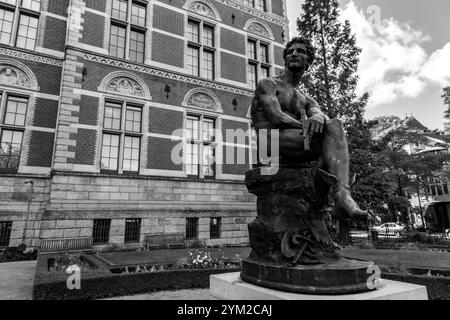 Amsterdam, NL - 10. Oktober 2021: Quecksilberstatue vor dem Rijksmuseum im Museumsplein, Amsterdam. Stockfoto