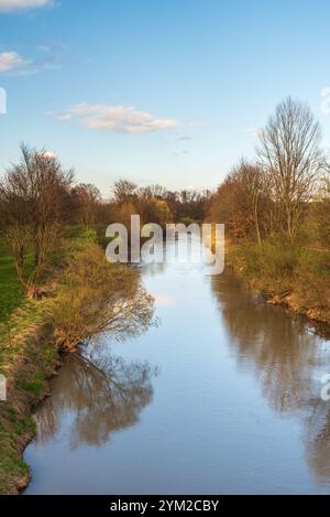 Fluss oder mit Wiese und Bäumen rund um Kosatka in CHKO Poodri in Tschechien während des Frühlingsabends mit klarem Himmel Stockfoto