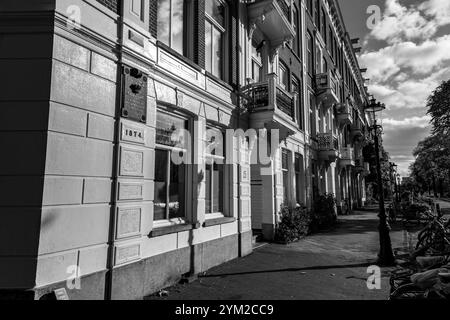 Amsterdam, NL - 14. OKT 2021: Straßenblick und allgemeine Architektur in Amsterdam mit typisch holländischen Gebäuden. Amsterdam ist eines der größten Europas Stockfoto