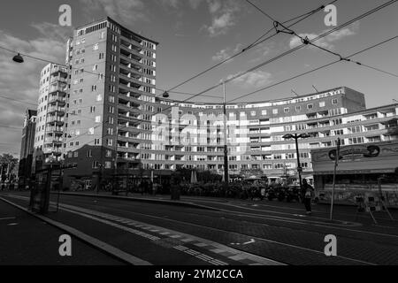 Amsterdam, NL - 14. OKT 2021: Straßenblick und allgemeine Architektur in Amsterdam mit typisch holländischen Gebäuden. Amsterdam ist eines der größten Europas Stockfoto