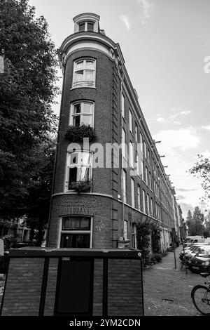 Amsterdam, NL - 14. OKT 2021: Straßenblick und allgemeine Architektur in Amsterdam mit typisch holländischen Gebäuden. Amsterdam ist eines der größten Europas Stockfoto