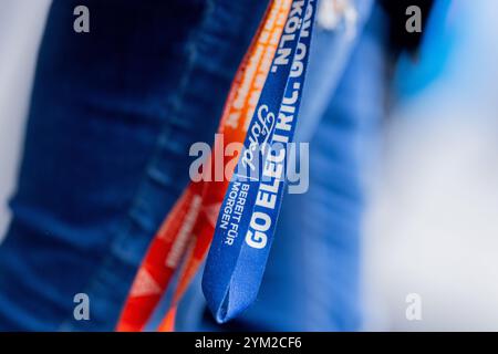 Köln, Deutschland. November 2024. Ein Angestellter mit einem Schlüsselband mit der Aufschrift "Ford. Bereit für morgen. Gehen Sie Elektrisch.“ Im Anschluss an eine Pressekonferenz des Generalbetriebsrats und der IG Metall Köln-Leverkusen im Ford-Werk Köln-Niehl. Quelle: Rolf Vennenbernd/dpa/Alamy Live News Stockfoto