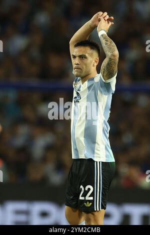 Der argentinische Stürmer Lautaro Martinez feiert, nachdem er am 19. November 2024 im Stadion La Bombonera in Buenos Aires ein Tor gegen Peru beim südamerikanischen Qualifikationsspiel zur FIFA Fussball-Weltmeisterschaft 2026 erzielte. Stockfoto