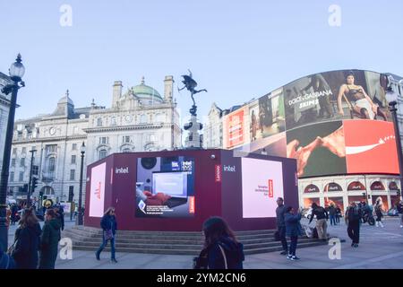 London, England, Großbritannien. November 2024. Um den Shaftesbury Memorial Fountain, im Volksmund Eros, im Piccadilly Circus, wurde vor der Weihnachtszeit ein Werbespot errichtet. (Kreditbild: © Vuk Valcic/ZUMA Press Wire) NUR REDAKTIONELLE VERWENDUNG! Nicht für kommerzielle ZWECKE! Stockfoto