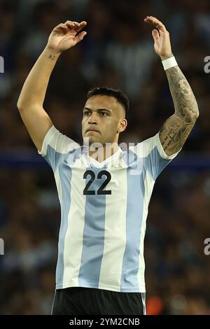 Der argentinische Stürmer Lautaro Martinez feiert, nachdem er am 19. November 2024 im Stadion La Bombonera in Buenos Aires ein Tor gegen Peru beim südamerikanischen Qualifikationsspiel zur FIFA Fussball-Weltmeisterschaft 2026 erzielte. Stockfoto