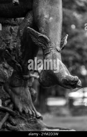 Quecksilberstatue vor dem Rijksmuseum in Museumsplein, Amsterdam. Stockfoto