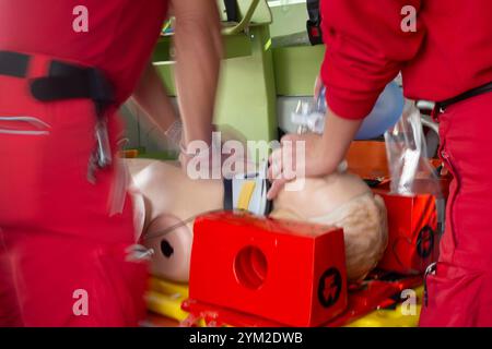 Italien, Lombardei, Sanitäter demonstrieren Reanimation an einer simulierten Puppe Stockfoto