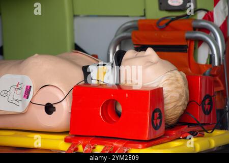 Rettungssanitäter Demonstriert Dummy Patient Stockfoto