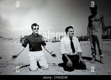 Der italienische Filmstar Marcello Mastroianni mit dem Regisseur Federico Fellini am Set von La Dolce Vita, 1960 Stockfoto