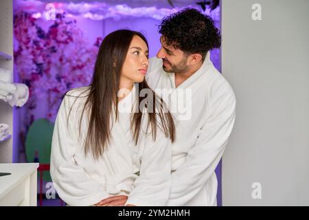 Ein Paar in einem Spa trägt weiße Bademäntel Stockfoto