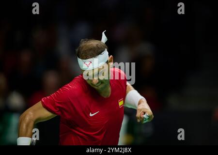 Rafael Nadal von Spanien feiert einen Sieg gegen Botic Van de Zandschulp von der niederländischen Mannschaft (nicht im Blick) im Viertelfinale Davis Cup Finale 8 Singles Match 1 in der Martin Carpena Arena. Botic Van de Zandschulp von der niederländischen Mannschaft gewann vom 6.-4. 6-4 (Foto: Vicente Vidal Fernandez / SOPA Images/SIPA USA) Stockfoto