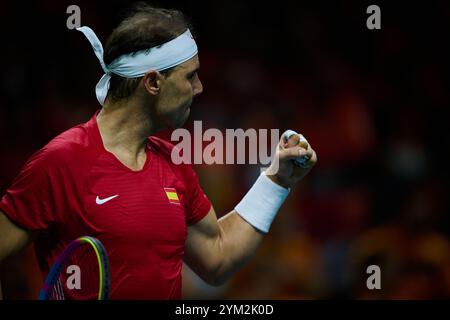 Malaga, Spanien. November 2024. Rafael Nadal von Spanien feiert einen Sieg gegen Botic Van de Zandschulp von der niederländischen Mannschaft (nicht im Blick) im Viertelfinale Davis Cup Finale 8 Singles Match 1 in der Martin Carpena Arena. Botic Van de Zandschulp vom niederländischen Team gewann mit 6:4, 6-4 Credit: SOPA Images Limited/Alamy Live News Stockfoto